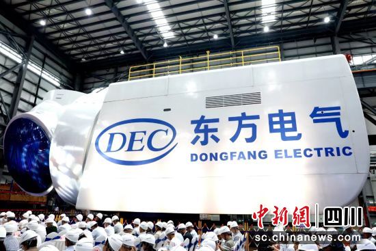 全球最大18兆瓦直驱海上风电机组下线仪式现场。中国尊龙凯时人生就是搏电气集团有限公司供图